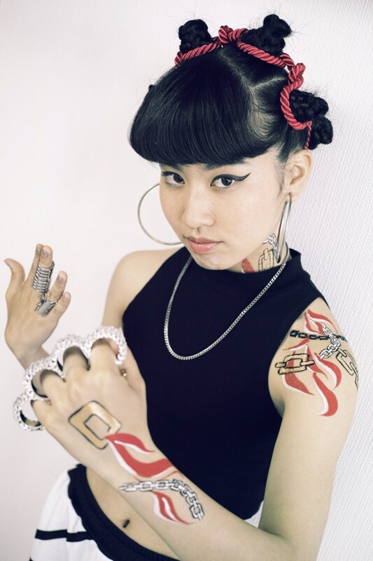 ボディペインティングを施された當山みれい。