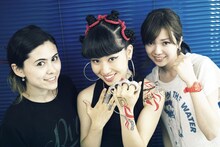 左からフランセス・スィーヒ、當山みれい、「テラスハウス」メンバーの平澤遼子。