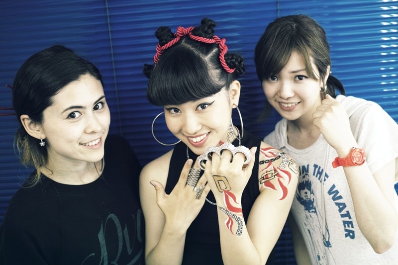 左からフランセス・スィーヒ、當山みれい、「テラスハウス」メンバーの平澤遼子。