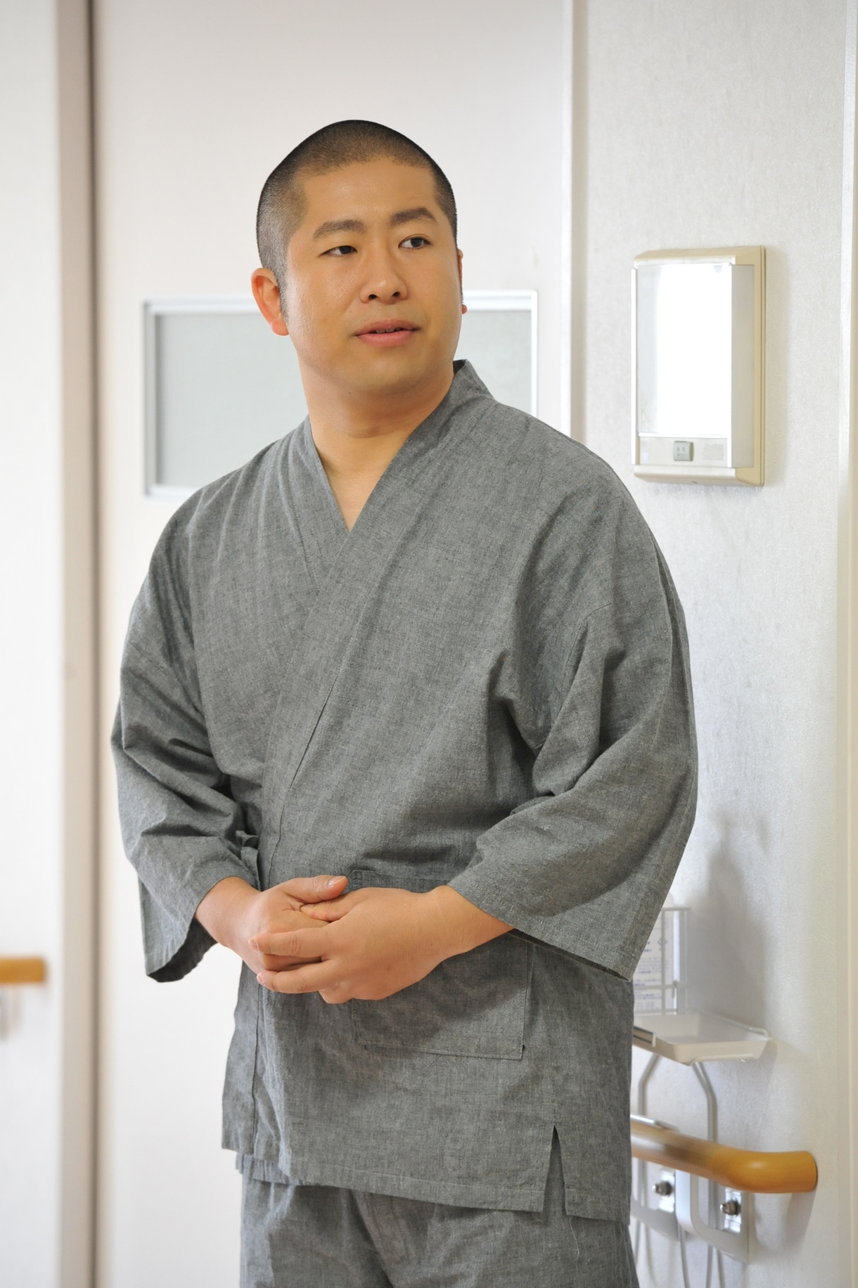 修行僧役のハライチ澤部。(c)日本テレビ