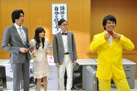 黄色いスーツで決めた新人講師・柳州二（織田裕二 / 右端）。(c)日本テレビ