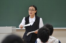 女性職員・エミコ役の白鳥久美子（たんぽぽ）。(c)日本テレビ