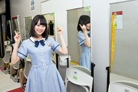 メイクルームを案内する生田絵梨花。