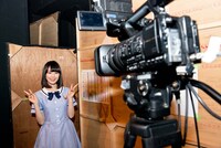 幕間の生中継の様子を再現する生田絵梨花。