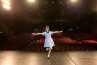 赤坂ACTシアターの客席を背に、舞台で記念撮影をする生田絵梨花。