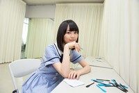 メンバーが立候補する役を投票する投票場を案内する生田絵梨花。