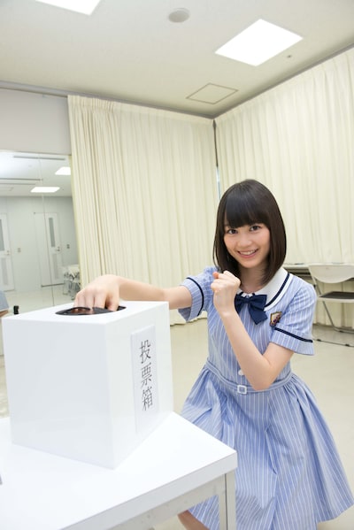 メンバーが立候補する役を投票する投票場を案内する生田絵梨花。