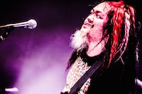 今週の人気画像3位は「“中間管理職”マキシマム ザ ホルモンがメッセで大暴れ」より、マキシマムザ亮君（歌と6弦と弟）。（撮影：浜野カズシ）