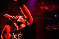 今週の人気画像4位は「“中間管理職”マキシマム ザ ホルモンがメッセで大暴れ」より、ダイスケはん（キャーキャーうるさい方）。（撮影：浜野カズシ）