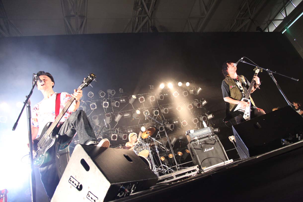 THINK AGAIN（Photo by Ayumi Saruya）