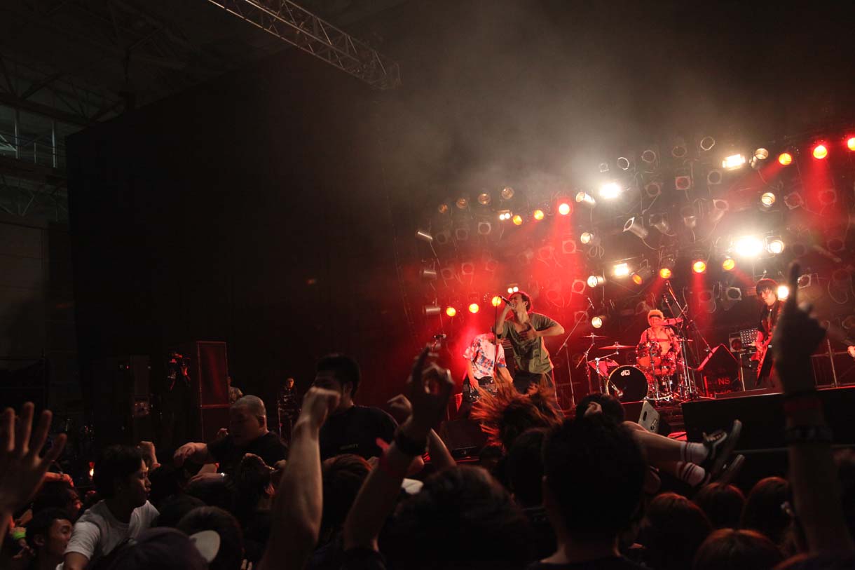THINK AGAIN（Photo by Ayumi Saruya）