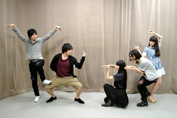 flumpoolとPerfume。左から山村隆太、阪井一生、かしゆか、のっち、あ～ちゃん。