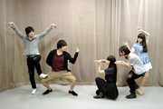 flumpoolとPerfume。左から山村隆太、阪井一生、かしゆか、のっち、あ~ちゃん。