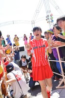 虹家族（ファン）の間を通ってステージをあとにする奈良崎とわ。