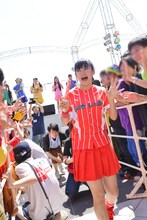 虹家族（ファン）の間を通ってステージをあとにする奈良崎とわ。