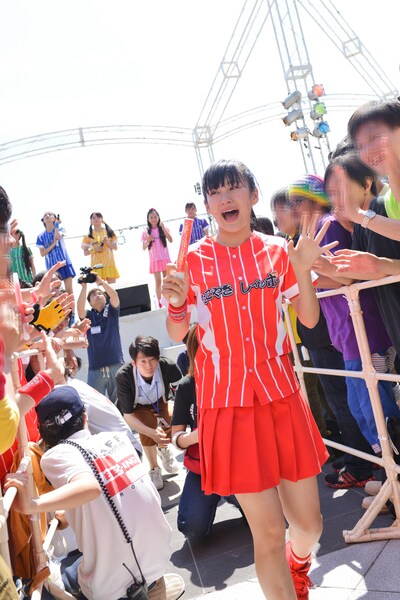 虹家族（ファン）の間を通ってステージをあとにする奈良崎とわ。