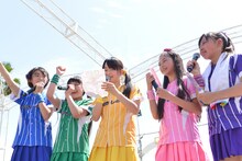 ニューシングルのタイトルとツアーの予定を発表するたこやきレインボー。