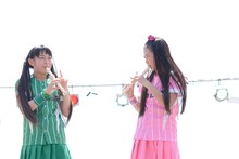 「なにわのはにわ」でリコーダーを吹く根岸可蓮、彩木咲良（左から）。