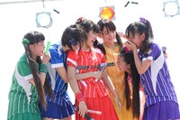 奈良崎とわ（中央）を囲み涙を流すたこやきレインボー。