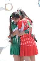 奈良崎とわと抱き合う根岸可蓮。