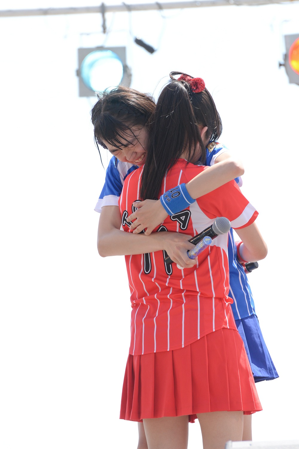 奈良崎とわと抱き合う春名真依。