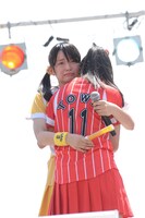 奈良崎とわと抱き合う清井咲希。