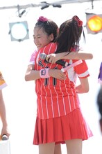 奈良崎とわと抱き合う彩木咲良。