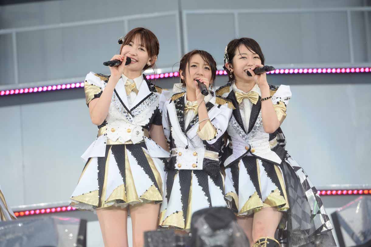 左から小嶋陽菜、高橋みなみ、峯岸みなみ。 (c)AKS