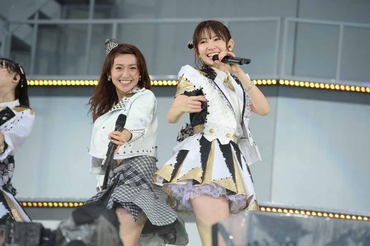 左から大島優子、小嶋陽菜。 (c)AKS