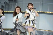 左から大島優子、小嶋陽菜。 (c)AKS