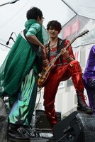 左からHIROKI（B）、GORO（G, Vo）。