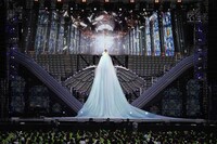 大島優子による「泣きながら微笑んで」歌唱の様子。 (c)AKS