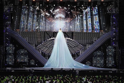 大島優子による「泣きながら微笑んで」歌唱の様子。 (c)AKS