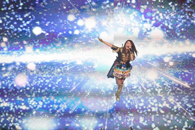 「ヘビーローテーション」の歌唱中、宙に舞う大島優子。 (c)AKS