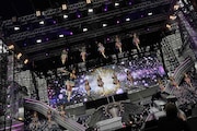 「ヘビーローテーション」歌唱の様子。 (c)AKS
