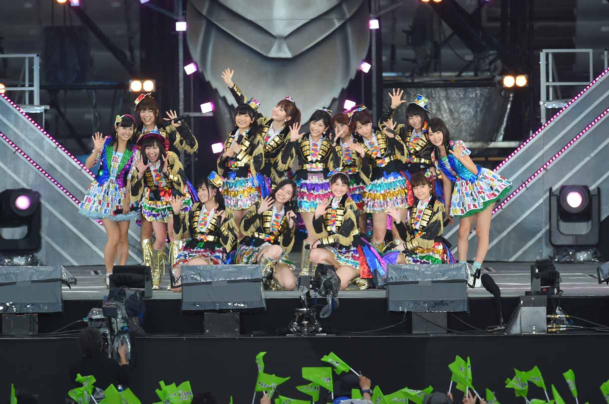 37th選抜メンバーによる「少女たちよ」歌唱の様子。 (c)AKS