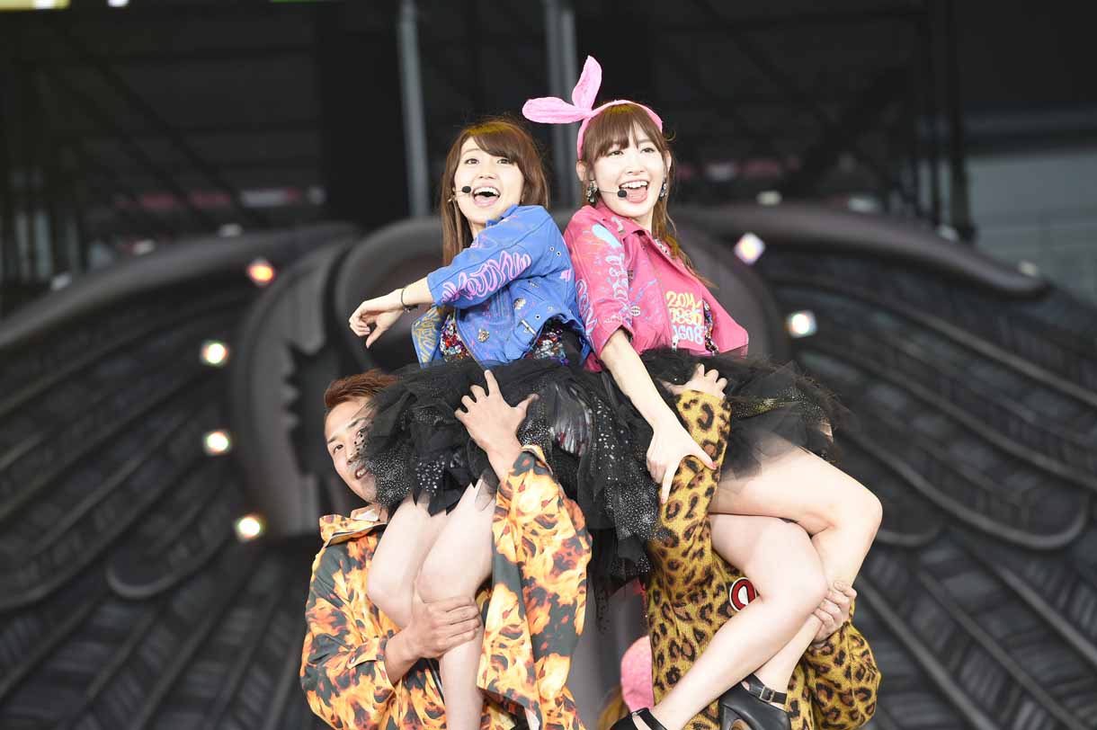 大島優子、小嶋陽菜による「スキャンダラスに行こう！」歌唱の様子。 (c)AKS