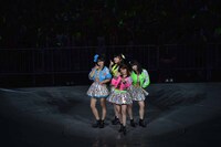 Not yetによる「週末Not yet」歌唱の様子。 (c)AKS