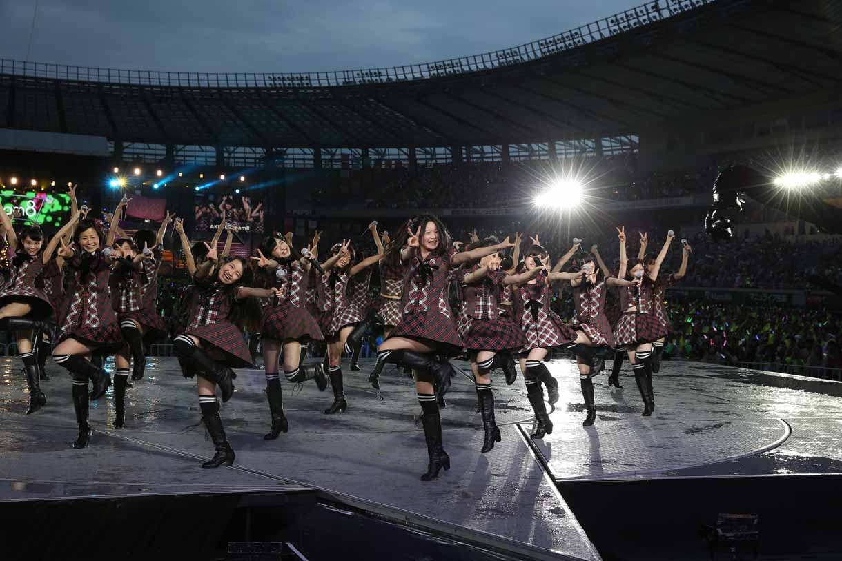 チーム8による「言い訳Maybe」歌唱の様子。 (c)AKS