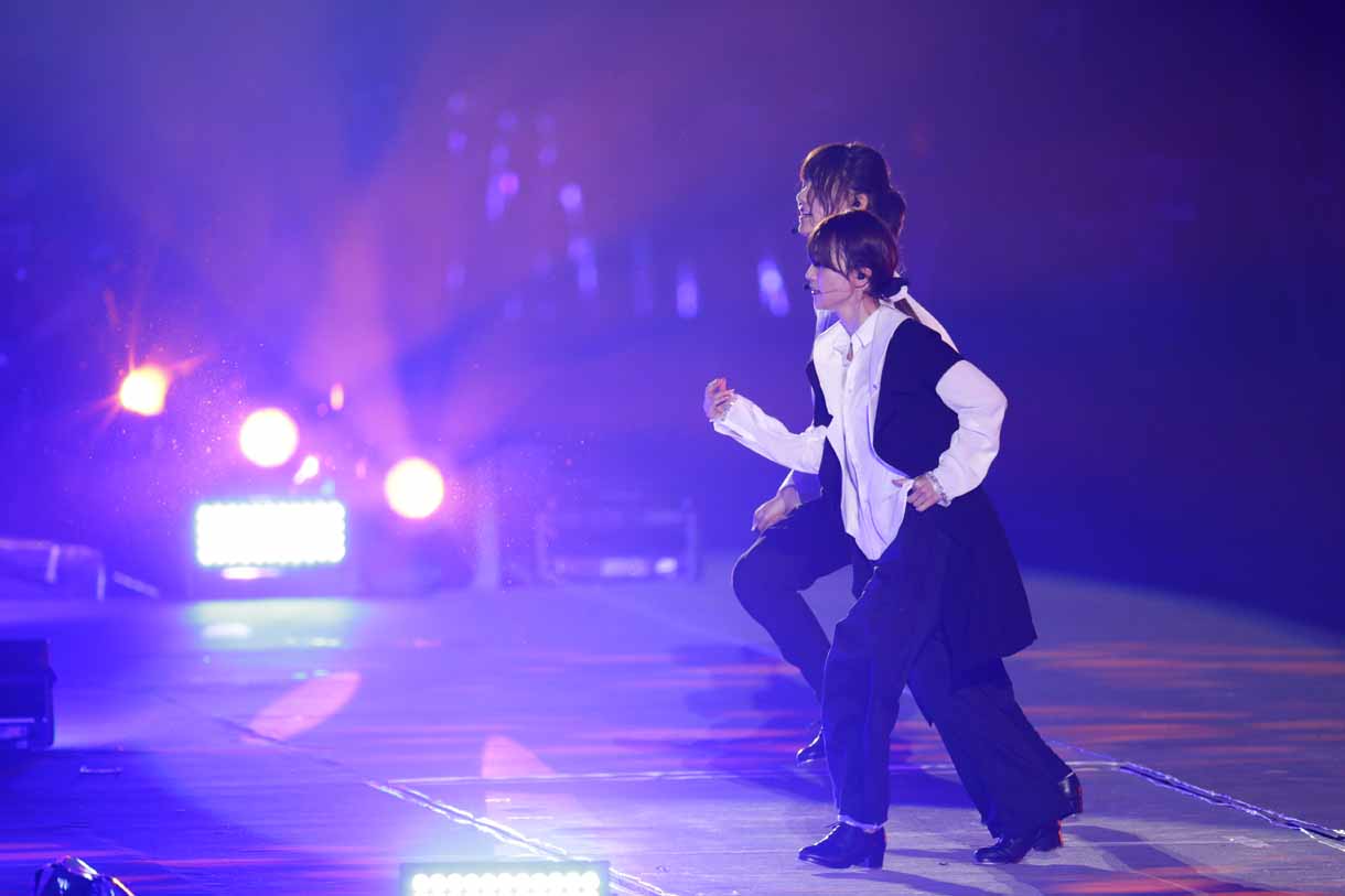 「青春の稲妻」でタップダンスを披露する宮澤佐江と大島優子。 (c)AKS