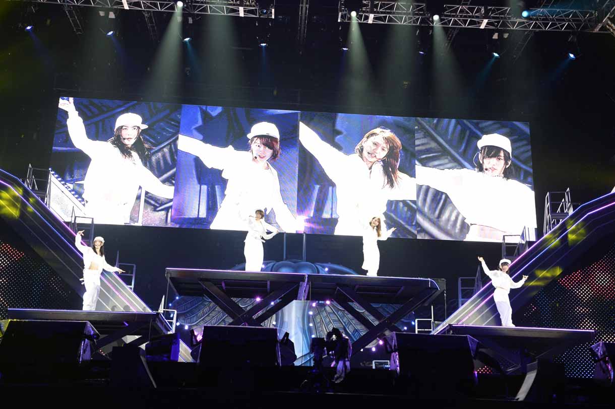 松井珠理奈、峯岸みなみ、大島優子、山本彩による「エンドロール」歌唱の様子。 (c)AKS