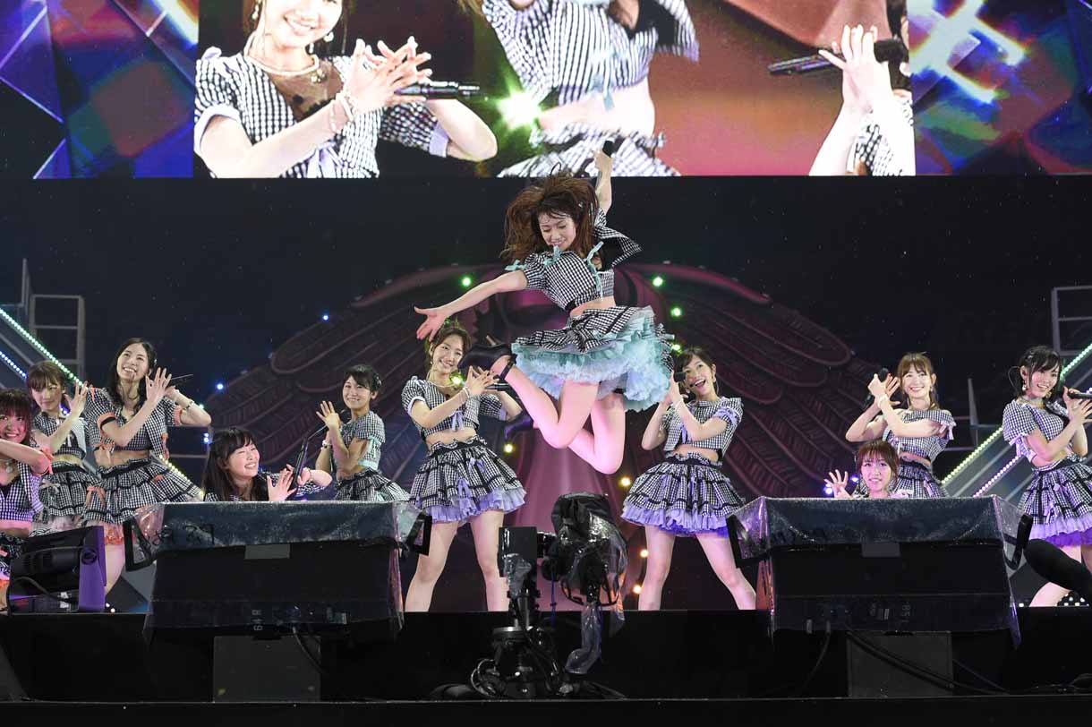 「ギンガムチェック」歌唱の様子。 (c)AKS