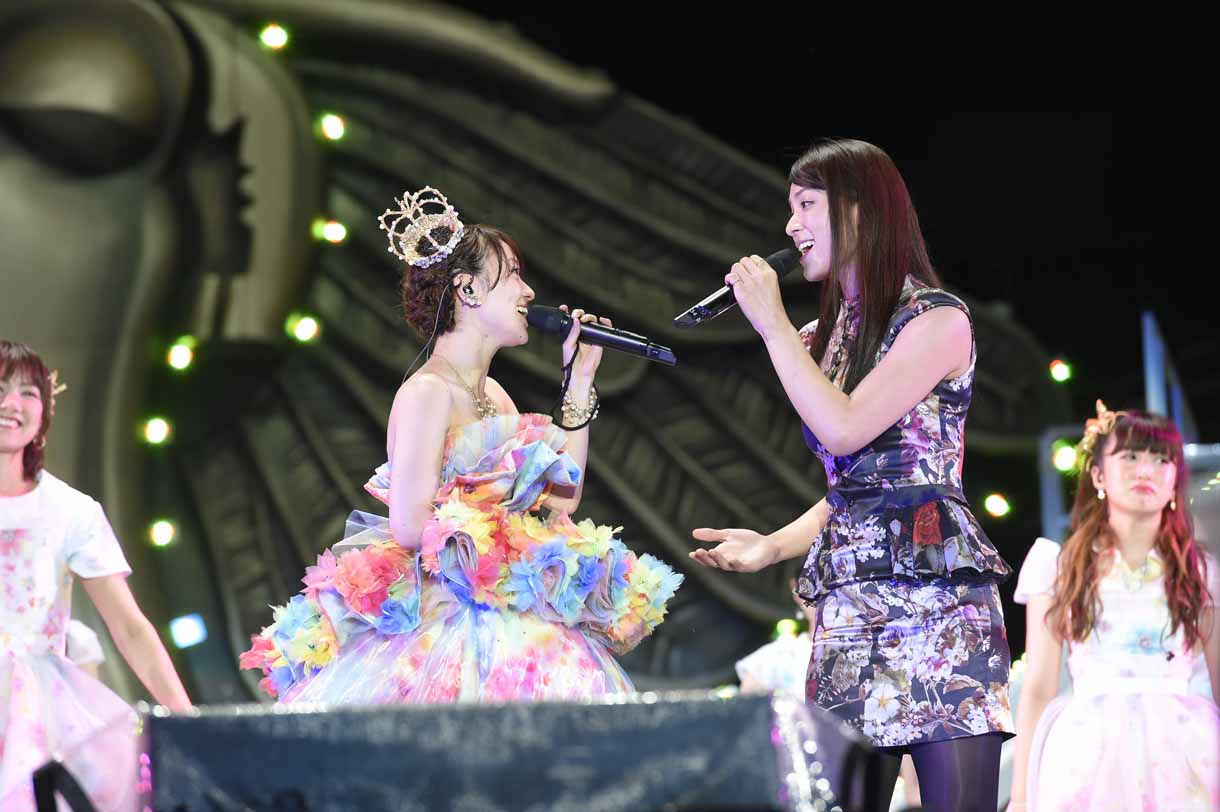 「草原の奇跡」を歌唱する大島優子、秋元才加。 (c)AKS