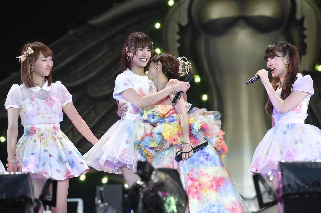 左から小林香菜、宮澤佐江、大島優子、梅田彩佳。 (c)AKS