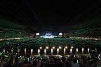 「支え」歌唱の様子。 (c)AKS