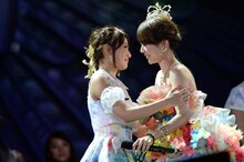 左から高橋みなみ、大島優子。 (c)AKS