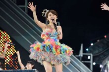 「前しか向かねえ」を歌唱する大島優子。 (c)AKS