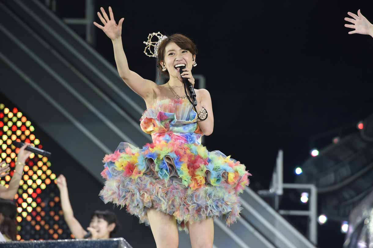 「前しか向かねえ」を歌唱する大島優子。 (c)AKS