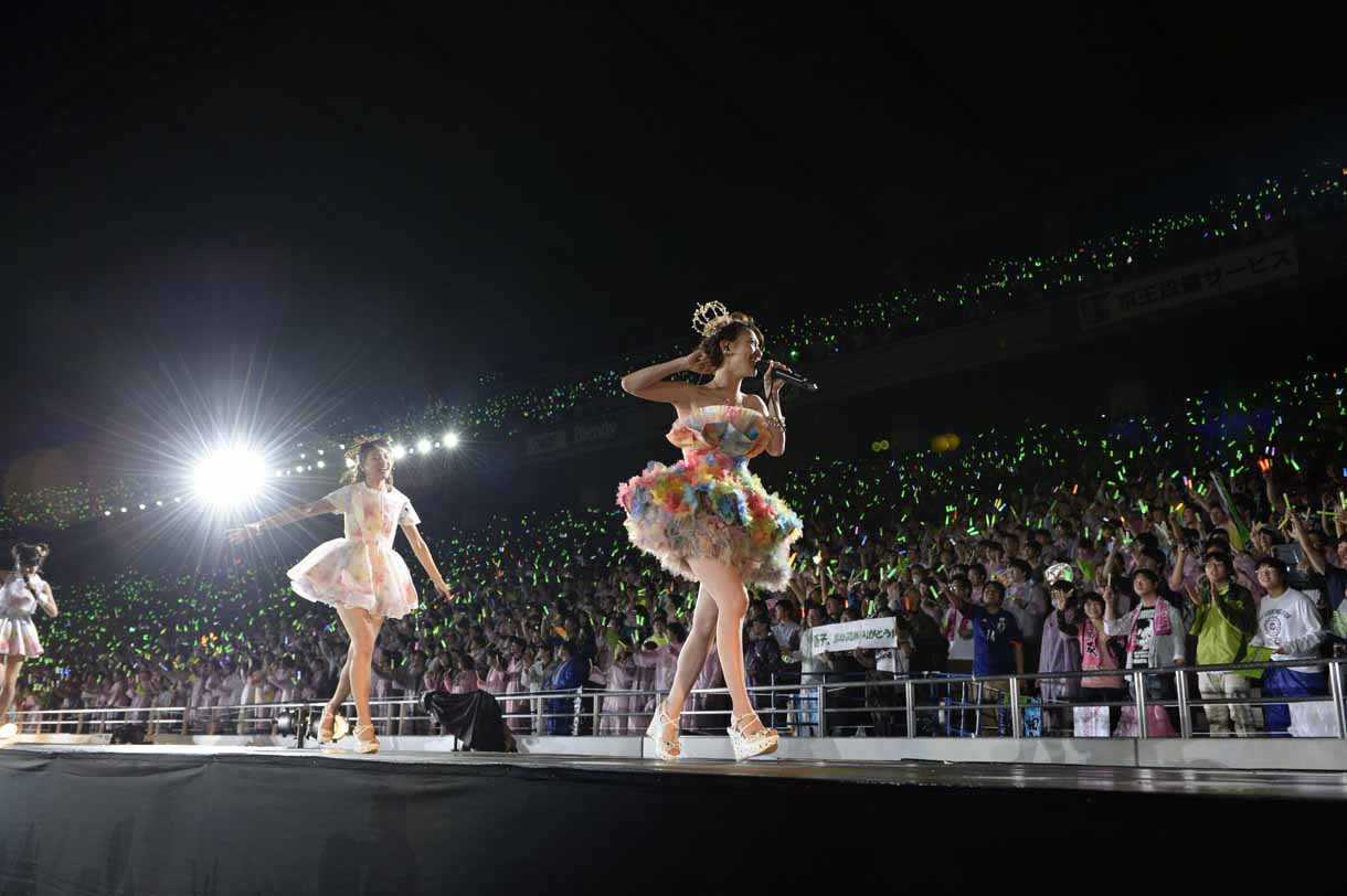 「前しか向かねえ」を歌唱する大島優子。 (c)AKS