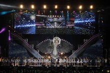 「ヘビーローテーション」でゴンドラに乗る大島優子。 (c)AKS